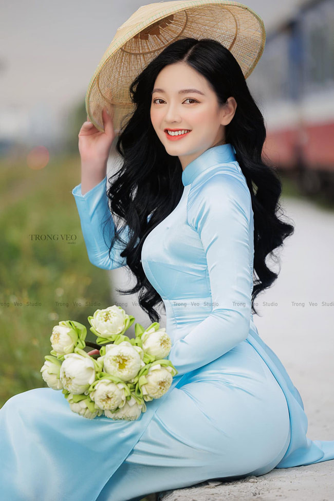 Trước đó, cô nàng từng nổi tiếng với bộ ảnh áo dài bên cúc hoạ mi, hoa loa kèn, hoa đào...