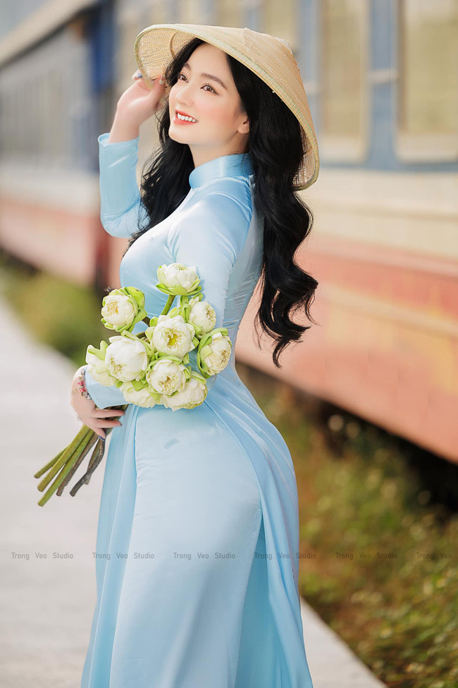 Tà áo dài kín đáo tôn lên đường cong nuột nà của cô gái 27 tuổi.
