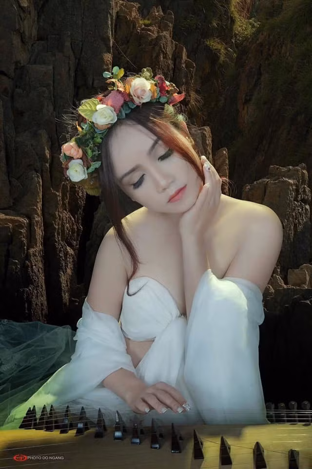 br/> Ở tuổi U50, Hoàng Yến vẫn giữ được thân hình thon gọn, gợi cảm và nhan sắc trẻ trung dù trải qua ba lần sinh nở. Với vẻ ngoài trẻ trung, khó có thể đoán được tuổi thật của Hoàng Yến.