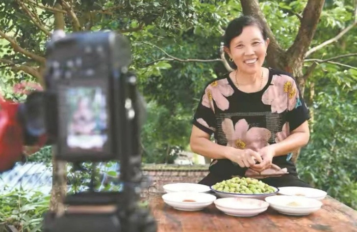 69 tuoi lam hot TikToker, tu no dam dia nay thu tien ty/nam-Hinh-2