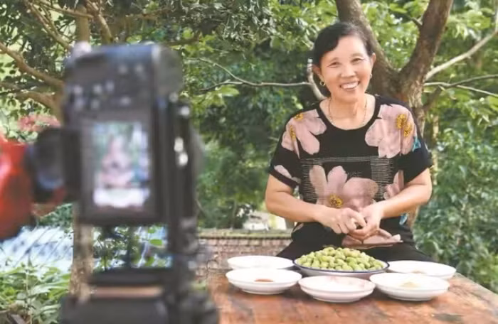 69 tuoi lam hot TikToker, tu no dam dia nay thu tien ty/nam-Hinh-2