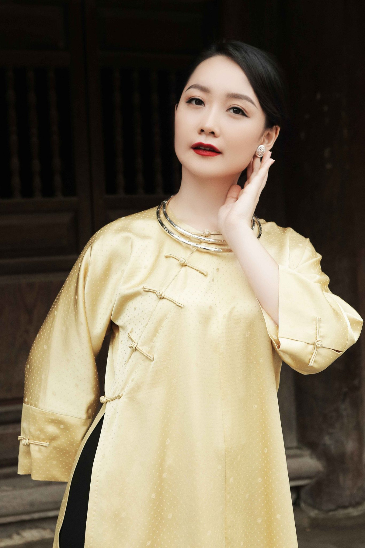 "Tôi cảm thấy từ hình ảnh hiện đến những điều mình muốn hướng tới trong tương lai đều gắn bó với tà áo dài. Mọi người hay khen tôi mặc áo dài đẹp có thể do tôi suy nghĩ về áo dài một cách tự nhiên, như những gì gắn liền với cuộc sống hàng ngày nên tôi có thể thoải mái tạo dáng với nó. Những anh nhiếp ảnh cũng nói rằng khi mặc áo dài, tôi như biến thành người khác, không còn ngượng ngịu trước máy ảnh nữa", BTV Thu Hà tâm sự.