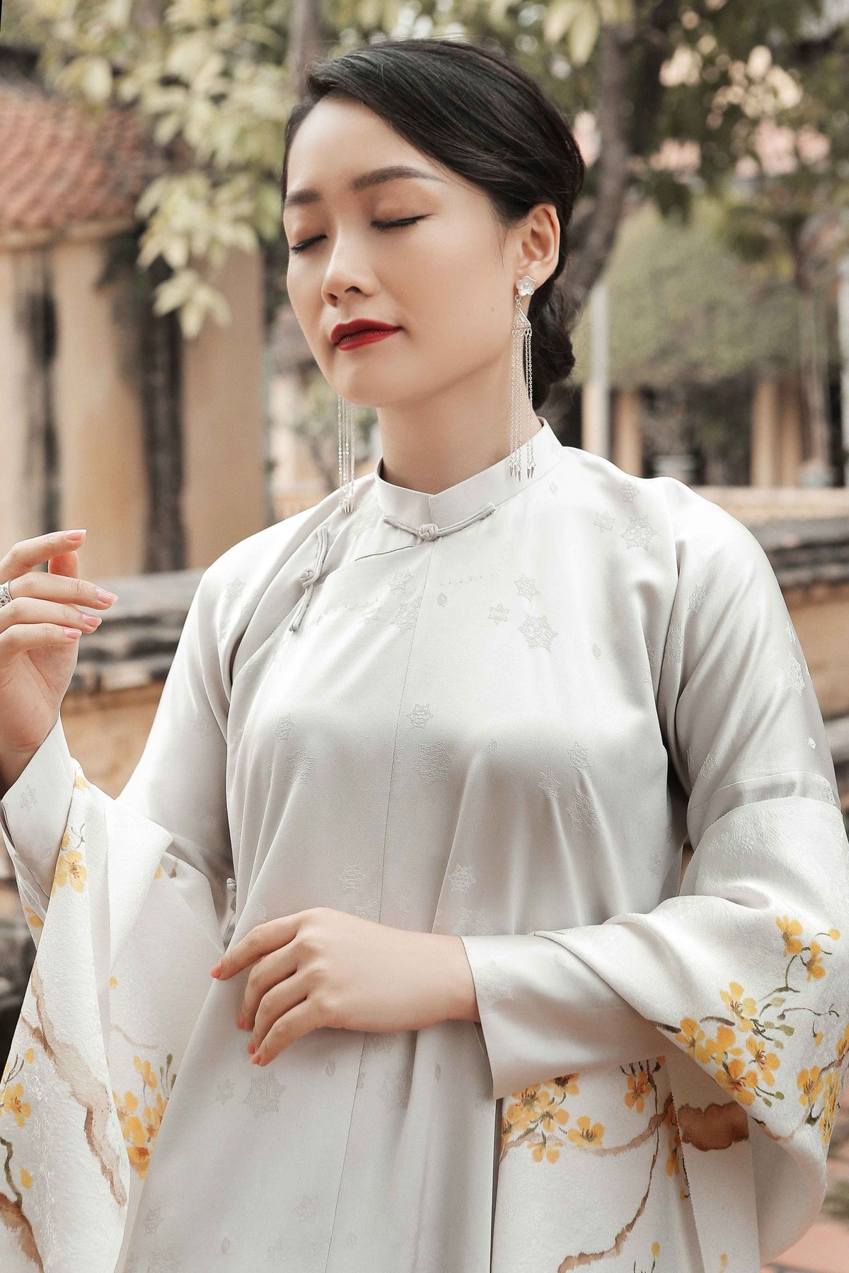 br/> BTV Thu Hà cũng tiết lộ thêm, cô luôn mong muốn được đẩy mạnh những hình ảnh đẹp của tà áo dài Việt Nam: "Mặc dù không công khai nhưng tôi vẫn bền bỉ hỗ trợ những nhà thiết kế áo dài ở Việt Nam bằng việc là người thể hiện những trang phục đó. Tôi luôn ủng hộ những thiết kế áo dài tôn vinh được nét đẹp truyền thống, sử dụng chất liệu của người Việt, để mọi người thấy rằng áo dài cũng có thể mặc trong cuộc sống hàng ngày chứ không nhất thiết phải ở trong những dịp trang trọng".