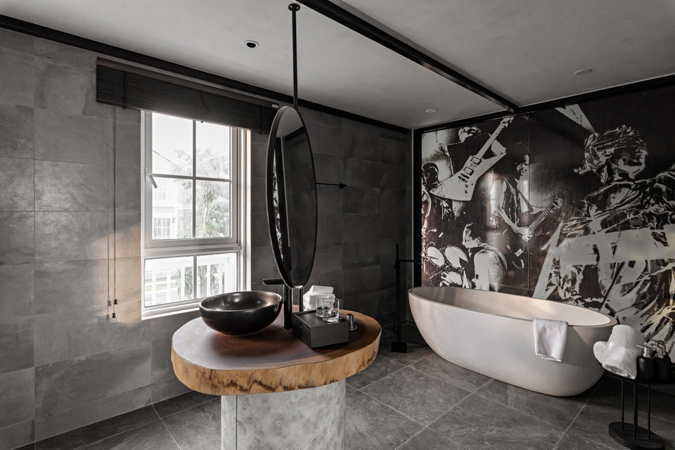 br/> Phòng tắm rộng rãi chia thành 2 khu vực hoa sen và bồn riêng biệt, ngăn cách bởi đảo lavabo cách điệu.