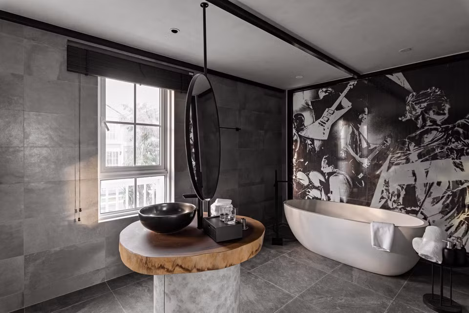 br/> Phòng tắm rộng rãi chia thành 2 khu vực hoa sen và bồn riêng biệt, ngăn cách bởi đảo lavabo cách điệu.