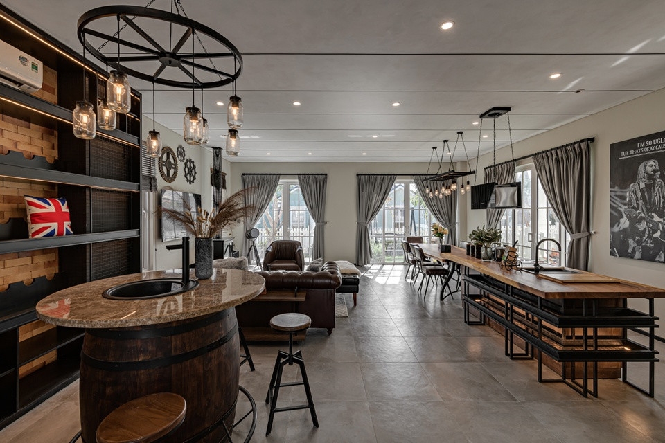 br/> Gam màu ấm, nâu trầm, gỗ mộc và kim loại bao phủ toàn bộ không gian. Phong cách Industrial tạo cảm giác khỏe khoắn, cá tính cho căn villa.