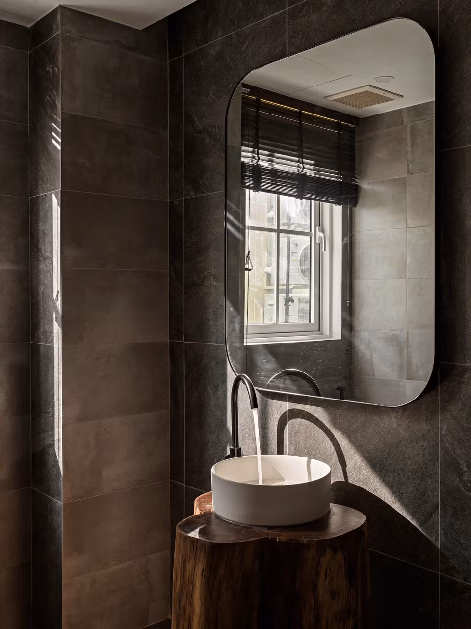 br/> Các hạng mục phụ như toilet có thiết kế tối giản nhưng vẫn nổi bật nhờ sự tương phản màu sắc sáng, tối.