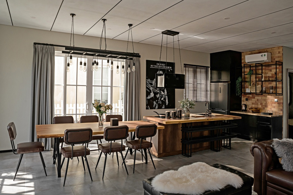 br/> Đội ngũ thiết kế đến từ TTID thêm các chi tiết trang trí có đường nét mạnh, đồ nội thất công nghệ cao vào trong nền tảng kiến trúc cổ.