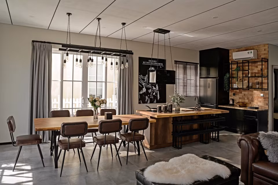 br/> Đội ngũ thiết kế đến từ TTID thêm các chi tiết trang trí có đường nét mạnh, đồ nội thất công nghệ cao vào trong nền tảng kiến trúc cổ.