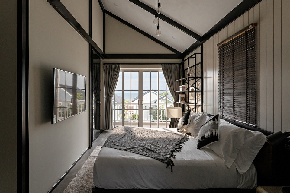  Điểm nổi bật của phòng ngủ master là phần mái vát chéo tự nhiên. Hệ thống xà, dầm tạo cảm giác thô sơ của một xưởng sản xuất.