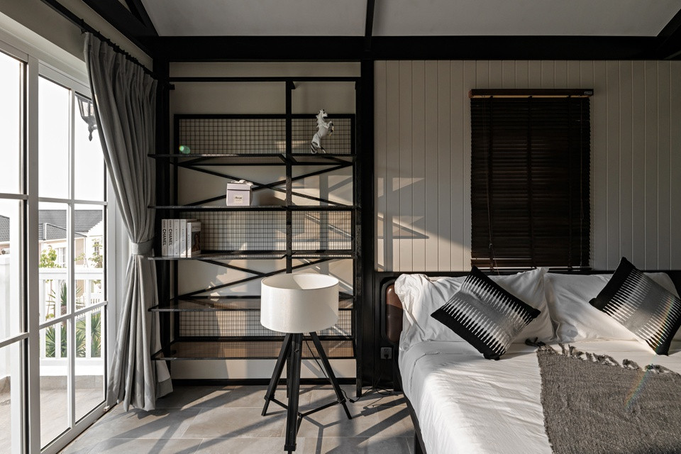 br/> Căn villa lấy ánh sáng tự nhiên là chủ yếu, song vẫn trang bị nhiều hệ thống đèn treo, đèn âm trần nhằm bổ sung nguồn sáng.