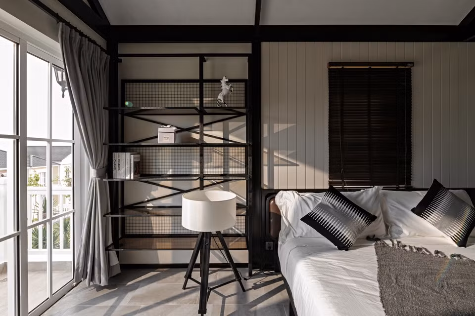 br/> Căn villa lấy ánh sáng tự nhiên là chủ yếu, song vẫn trang bị nhiều hệ thống đèn treo, đèn âm trần nhằm bổ sung nguồn sáng.