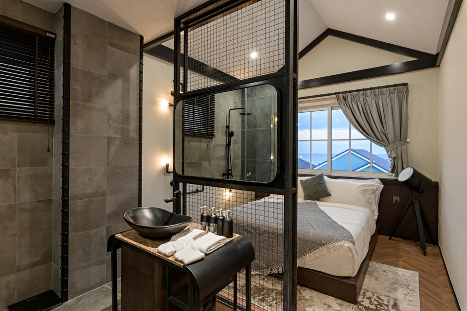 br/> Phòng ngủ phụ nối liền với khu vực tắm.