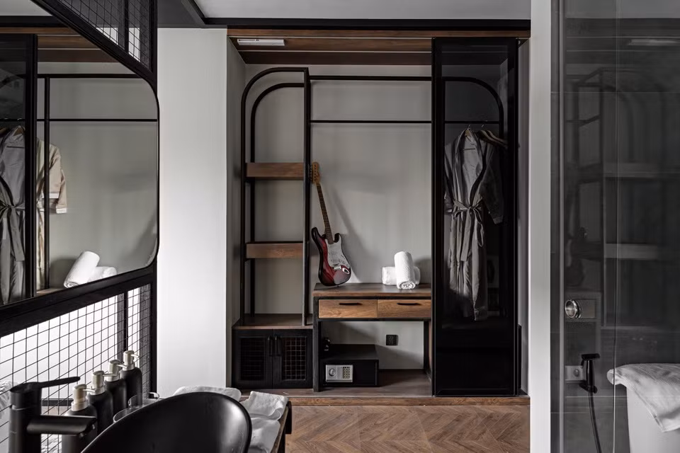 br/> Nội thất kim loại kết hợp gỗ là nét đặc trưng của phong cách Industrial trong toàn bộ không gian.