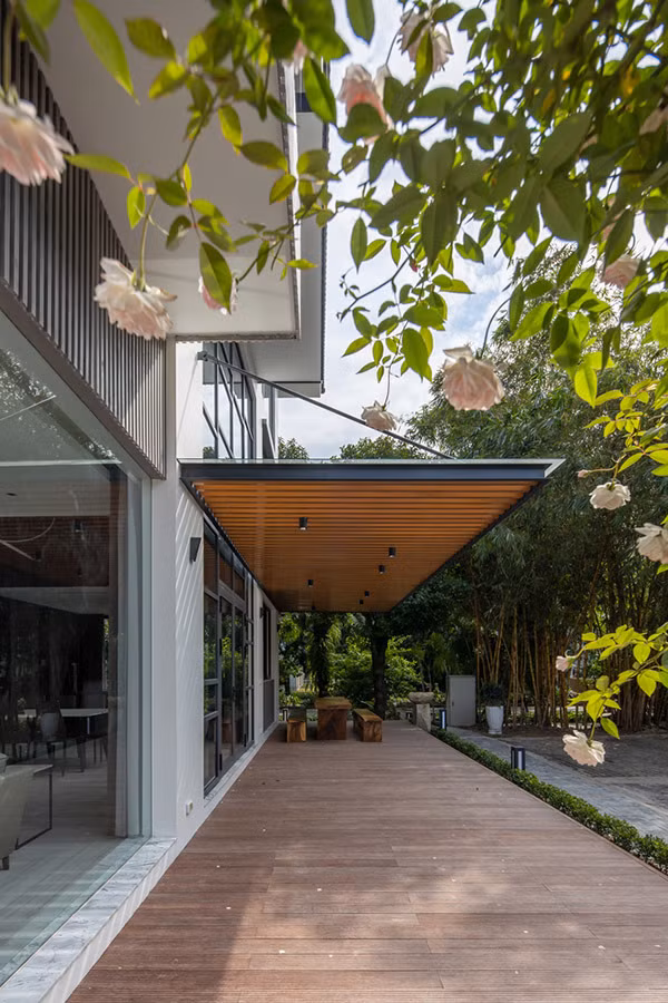 Biet thu 3 tang dep ngo ngang voi y tuong thiet ke tu bui tre-Hinh-4