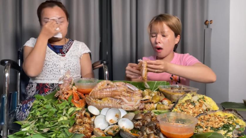 Quynh Tran JP bi tai nan, phai ngoi xe lan ve nha an Tet-Hinh-3