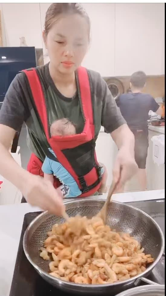 Diem Chau vua diu con moi 2 thang vua nau an-Hinh-5