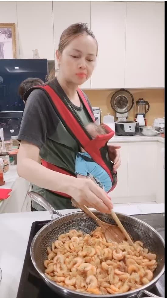 Diem Chau vua diu con moi 2 thang vua nau an-Hinh-3