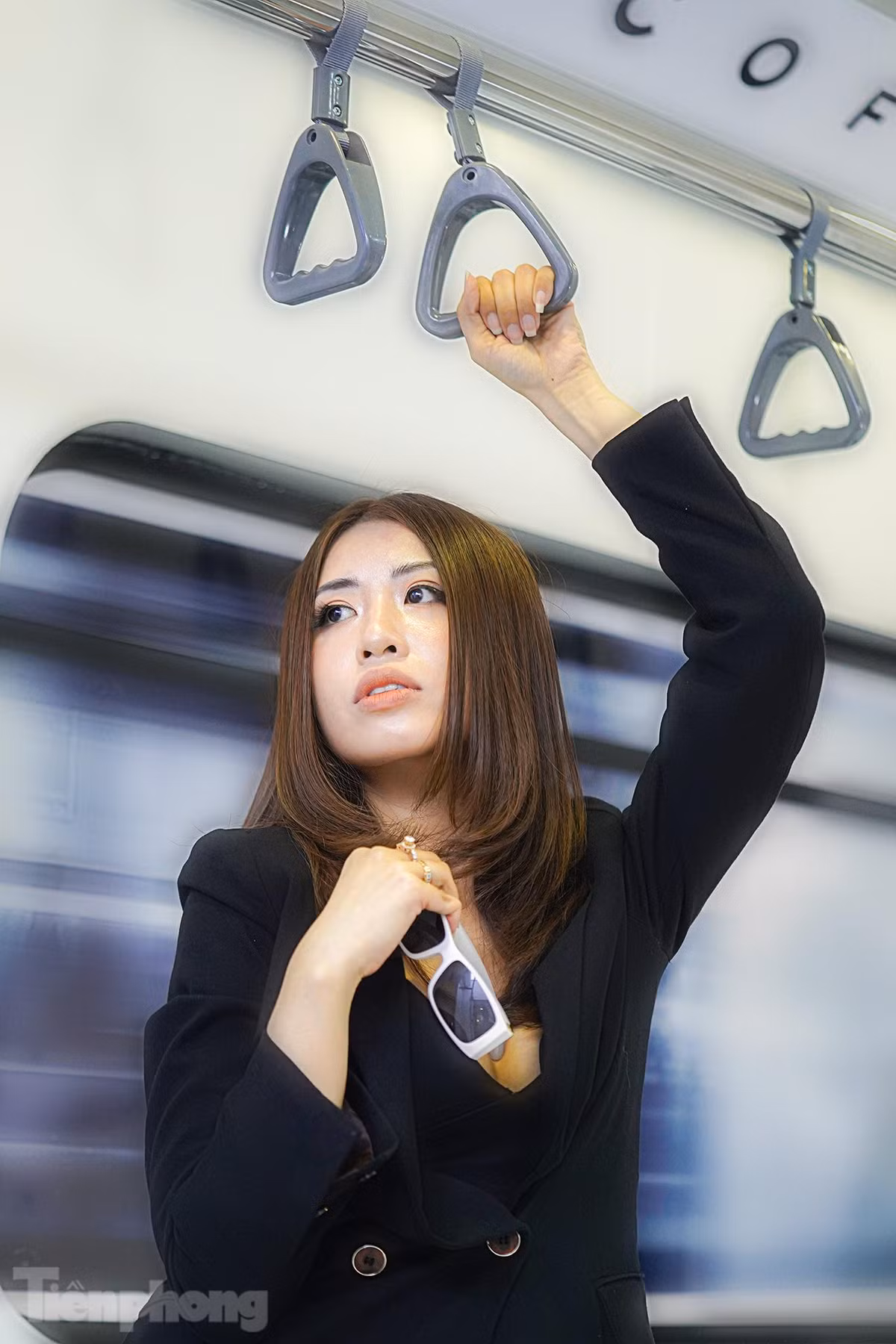 br/> Cô bạn Phạm Phương Trinh là một chuyên viên trang điểm ngụ quận Tân Bình, qua bạn bè giới thiệu, Trinh cũng chọn tông trang điểm nhẹ nhàng để đến đây tạo dáng, chụp ảnh. "Mình đến đây tranh thủ tạo dáng vài kiểu để làm kỷ niệm." - Phương Trinh chia sẻ.