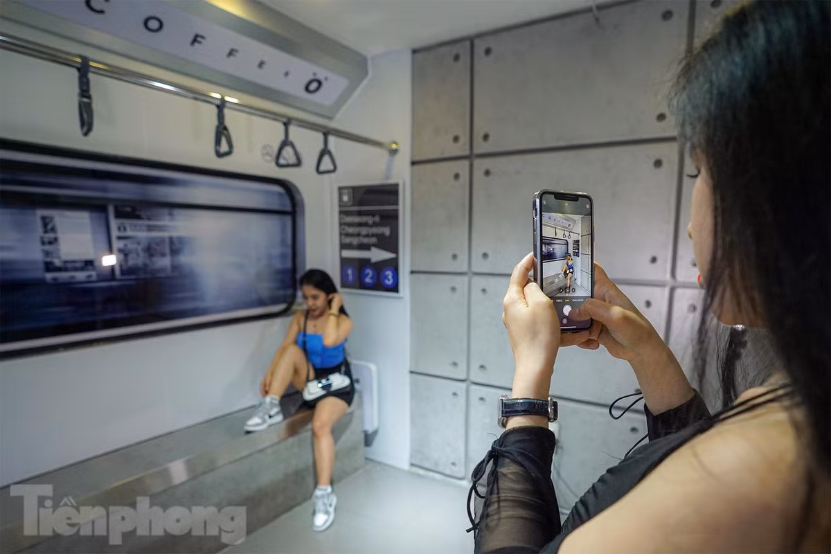 br/> Quán mở cửa được hơn 2 năm, nhưng mô hình tàu điện ngầm chỉ mới đi vào hoạt động khoảng một tuần nay. Theo quản lý quán, khi thấy tuyến đường sắt Cát Linh - Hà Đông (Hà Nội) hoạt động thu hút nhiều bạn trẻ đến chụp ảnh, check-in nên đã nảy ra ý tưởng thiết kế mô hình tàu điện ngầm để thu hút du khách.