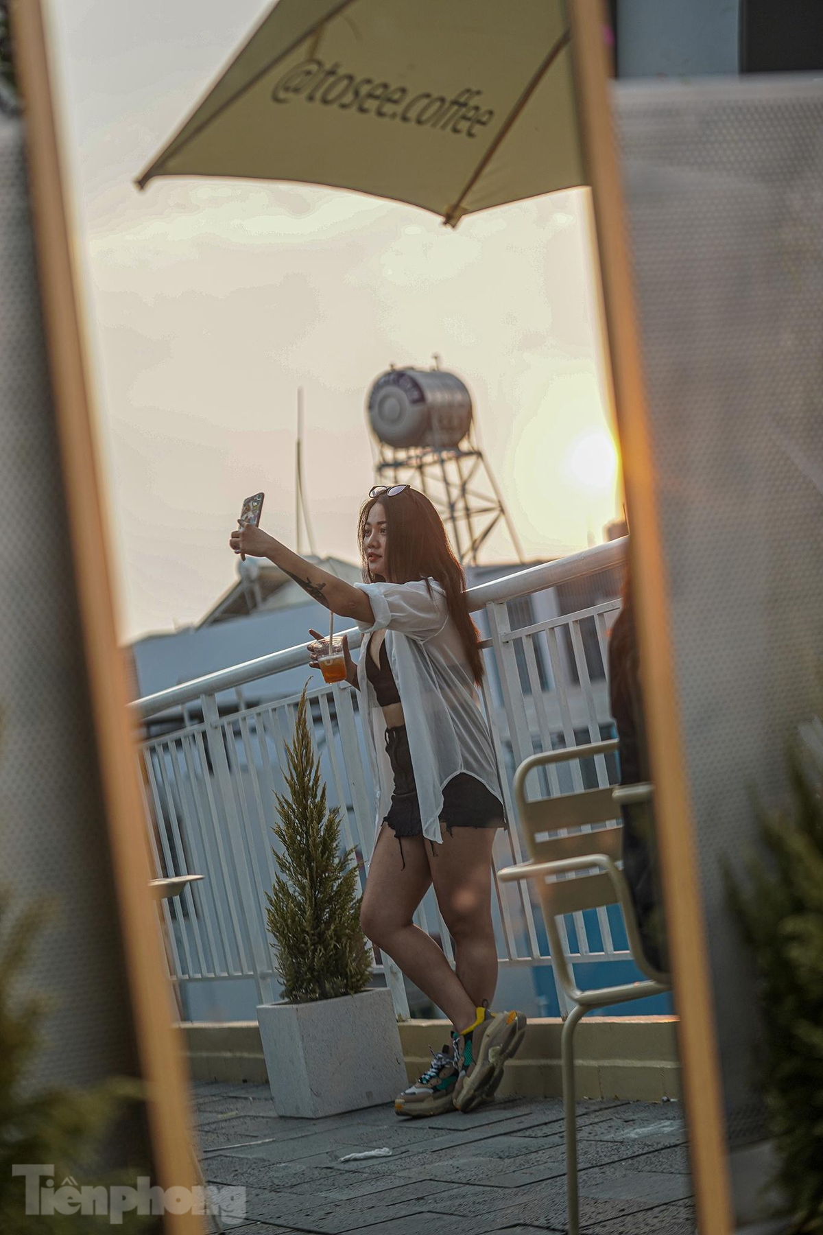 br/> Không gian sân thượng thời điểm ráng chiều cũng tạo cho các bạn trẻ cảm hứng chụp hình. Bạn Đặng Thị Hồng Liên là một nhân viên tư vấn, ngụ quận 4, cũng tranh thủ đến đây thư giãn sau giờ làm việc. "Thực sự thời gian thành phố giãn cách khiến những người trẻ như mình ở yên một chỗ khá căng thẳng. Những không gian mới lạ như thế này giúp mình có thể lấy lại năng lượng tích cực, trở lại công việc tốt hơn", Liên chia sẻ. 