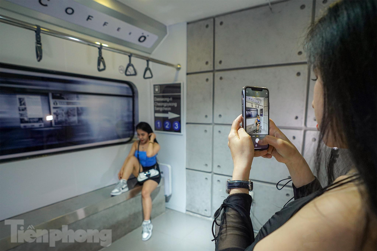 br/> Quán mở cửa được hơn 2 năm, nhưng mô hình tàu điện ngầm chỉ mới đi vào hoạt động khoảng một tuần nay. Theo quản lý quán, khi thấy tuyến đường sắt Cát Linh - Hà Đông (Hà Nội) hoạt động thu hút nhiều bạn trẻ đến chụp ảnh, check-in nên đã nảy ra ý tưởng thiết kế mô hình tàu điện ngầm để thu hút du khách.