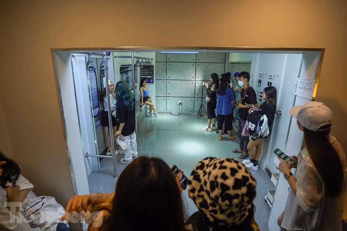 br/> Quán cà phê có không gian toa tàu điện ngầm nằm trong một con hẻm thuộc quận Phú Nhuận (TPHCM) hiện đang thu hút đông đảo các bạn trẻ đến check-in.
