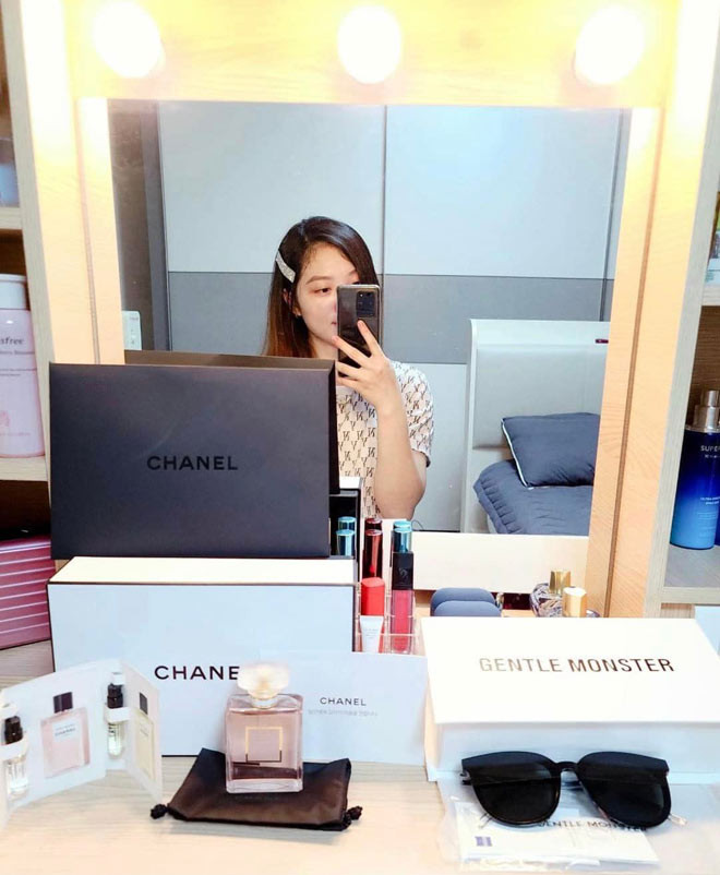 Co gai quen chong qua mai moi, cuoi ve moi biet chong giau-Hinh-4