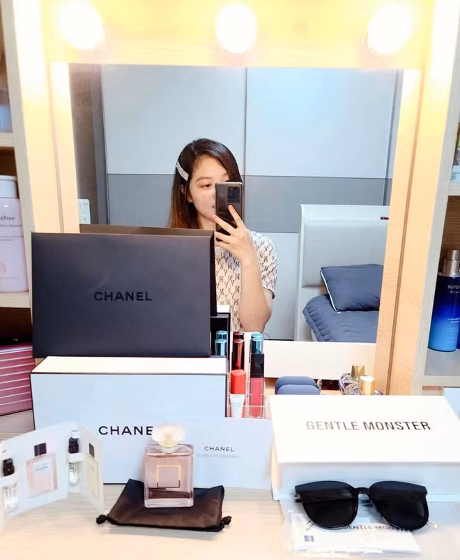 Co gai quen chong qua mai moi, cuoi ve moi biet chong giau-Hinh-4