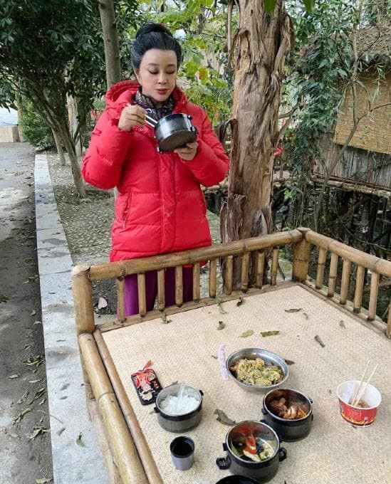 Hhinh anh gan day cua Luu Hieu Khanh, ngoi ben ve duong voi mai toc bac-Hinh-3