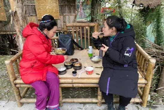 Hhinh anh gan day cua Luu Hieu Khanh, ngoi ben ve duong voi mai toc bac-Hinh-5