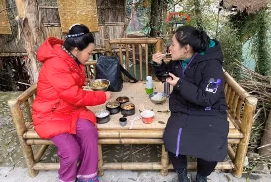 Hhinh anh gan day cua Luu Hieu Khanh, ngoi ben ve duong voi mai toc bac-Hinh-5