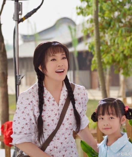 Hhinh anh gan day cua Luu Hieu Khanh, ngoi ben ve duong voi mai toc bac-Hinh-7