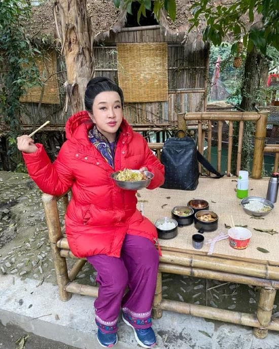 Hhinh anh gan day cua Luu Hieu Khanh, ngoi ben ve duong voi mai toc bac