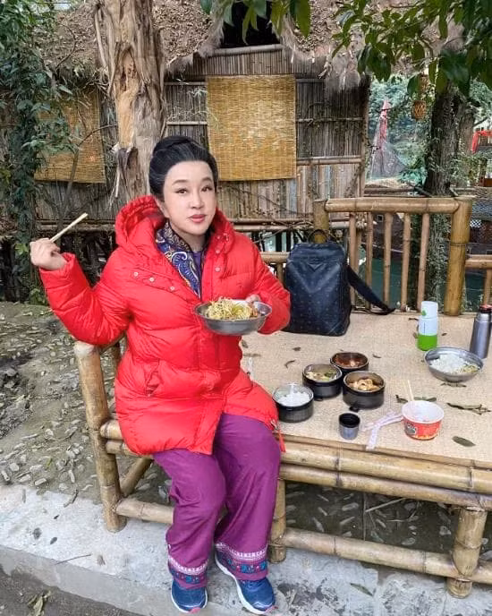 Hhinh anh gan day cua Luu Hieu Khanh, ngoi ben ve duong voi mai toc bac