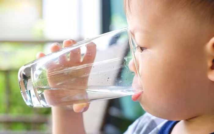 4 khung gio vang cu cho tre uong nuoc con tot hon ca uong sua-Hinh-2