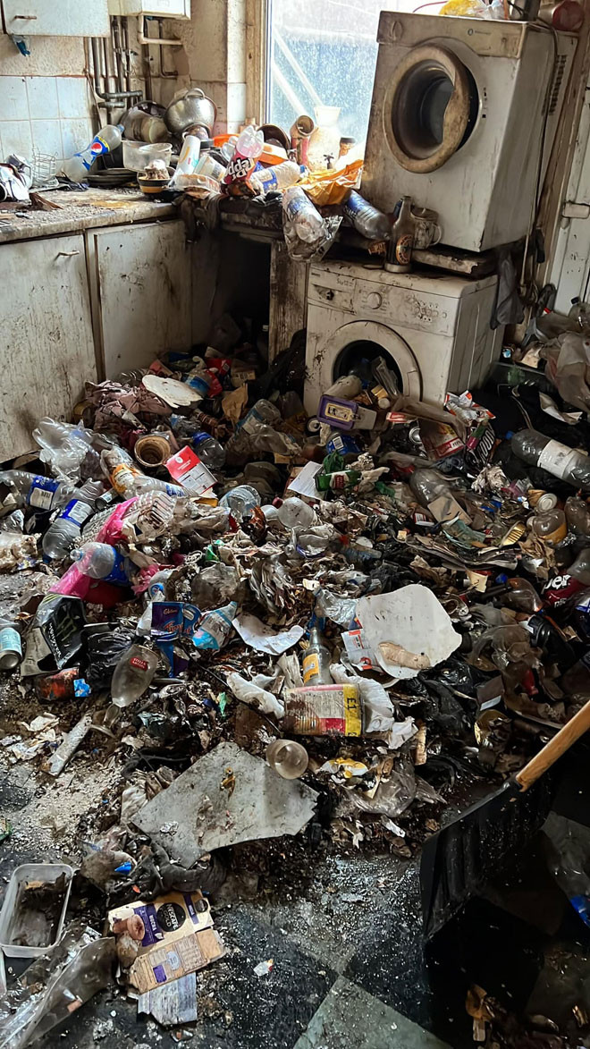 Những bức ảnh kinh hoàng cho thấy hàng núi rác đang thối rữa