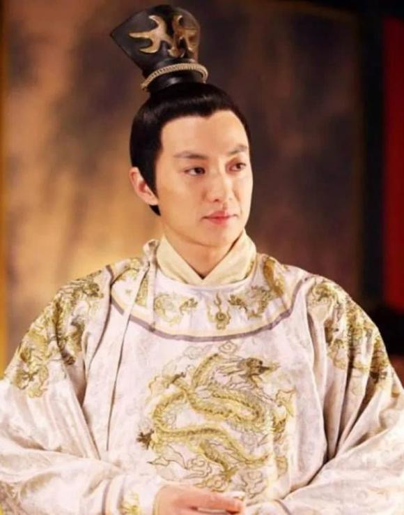 Vi hoang de vua moi len ngoi da xu tram 70 tuong si la ai?