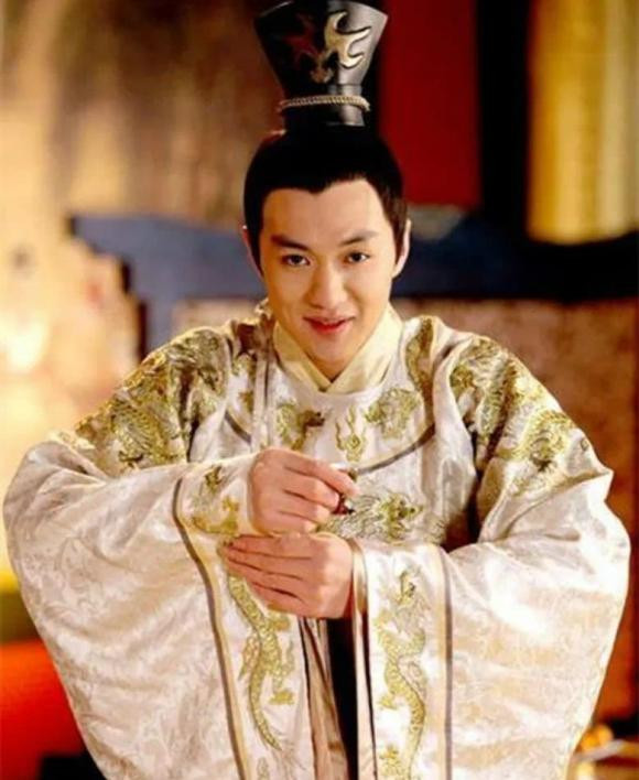 Vi hoang de vua moi len ngoi da xu tram 70 tuong si la ai?-Hinh-4