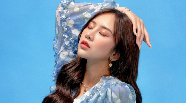 Cô gái sinh năm 1996 này tốt nghiệp trường Sân khấu Điện ảnh Hà Nội. Cô từng có thời gian nam tiến để thử sức và tìm cơ hội mới. Anh Phương hoạt động sôi nổi trên mạng xã hội. Trang Tiktok của cô có 250 nghìn người theo dõi và 2 triệu lượt thích.