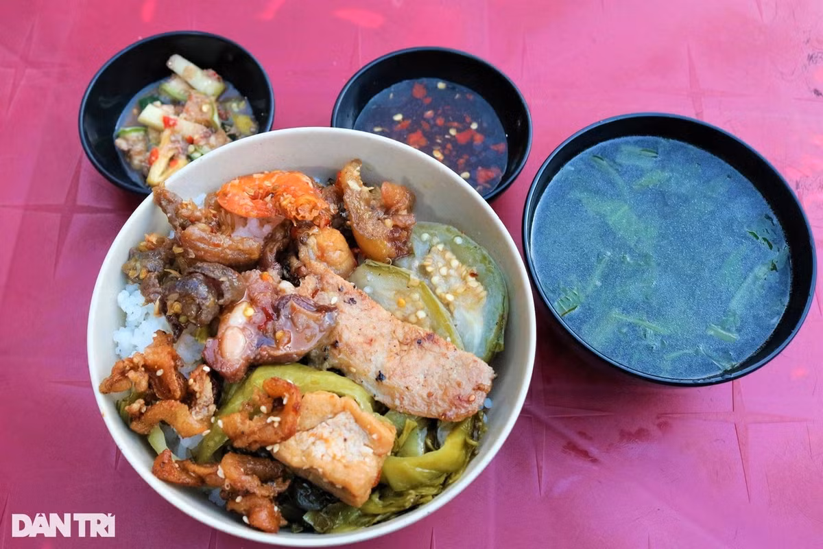 Com to pho nui chinh phuc du khach, mot quan ban 300 suat moi ngay-Hinh-4