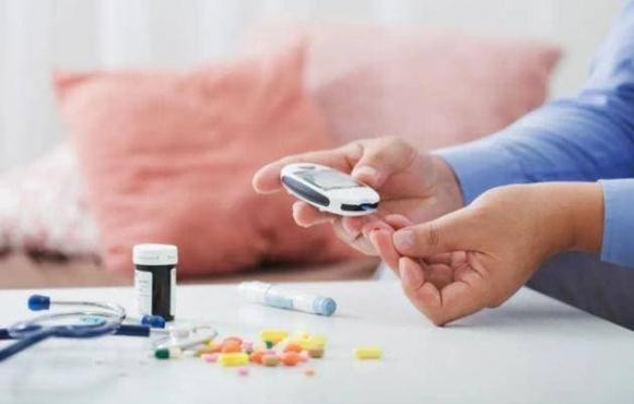 Nguoi duong huyet cao co 3 trieu chung sau bua an