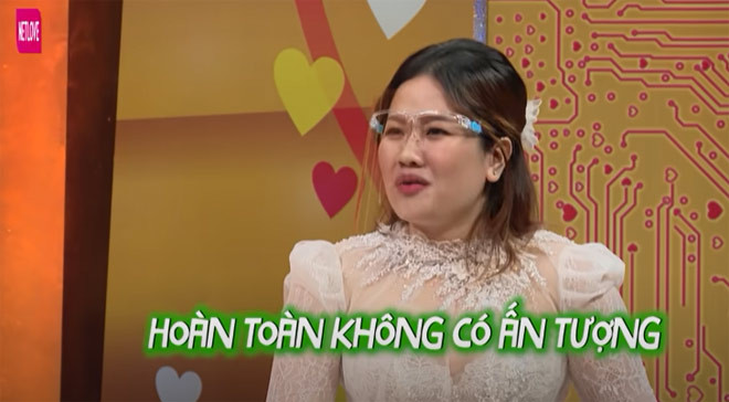 Thong bao “hai vach”, phan ung cua ban trai khien co gai ngo ngang