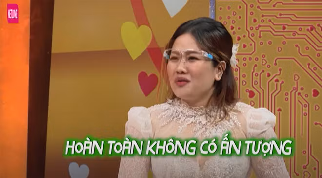 Thong bao “hai vach”, phan ung cua ban trai khien co gai ngo ngang