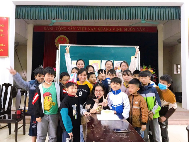 Lop hoc Tieng Anh mien phi cua co sinh vien nam cuoi truong DH Ngoai Ngu-Hinh-5