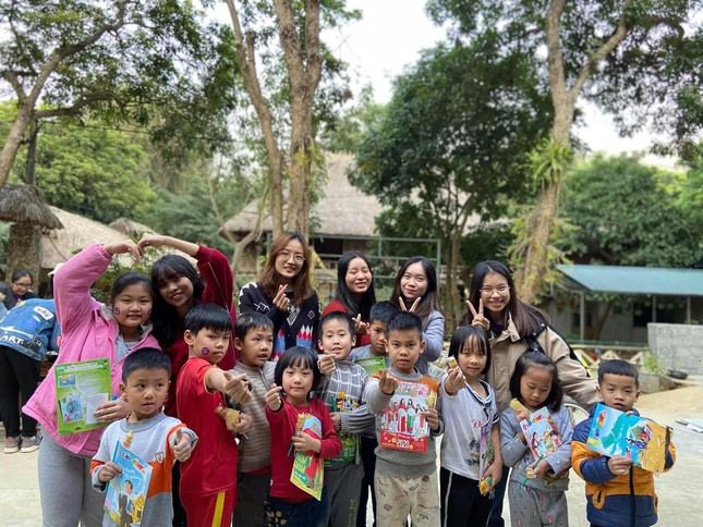 Lop hoc Tieng Anh mien phi cua co sinh vien nam cuoi truong DH Ngoai Ngu-Hinh-6