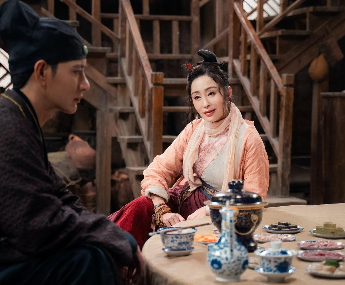 br/> Trên Weibo cá nhân, Trương Mẫn gửi lời cảm ơn đến đạo diễn Vương Tinh cùng ê kíp làm phim. Cô chia sẻ, lần cuối hợp tác với đạo diễn Vương Tinh cách đây 28 năm nhưng đối với cô mới như ngày hôm qua. "Tôi tin rằng đây sẽ là kỷ niệm đẹp giữa chúng tôi. Đồng thời tôi cũng rất vui vì được hợp tác với hai diễn viên trẻ và nghiêm túc. Quá trình quay phim diễn ra rất dễ chịu. Cuối cùng, tôi hy vọng mọi người thích câu chuyện của chúng tôi", nữ diễn viên 54 tuổi viết.