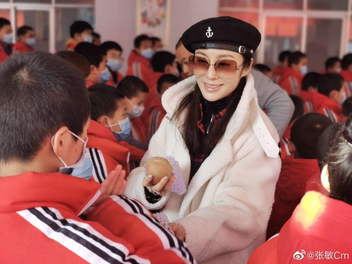 br/> Thành công trong sự nghiệp, Trương Mẫn lại gặp nhiều sóng gió trong chuyện tình cảm. Cô từng chấp nhận bị chỉ trích là "tiểu tam" để ở bên đàn ông có vợ - "ông trùm" Hướng Hoa Thắng, em trai Hướng Hoa Cương". Tuy nhiên, dù sau đó đã ly dị vợ, Hướng Hoa Thắng vẫn không cho cô danh phận. Bên nhau 9 năm, Hướng Hoa Thắng bất ngờ đòi chia tay. Có thông tin, ông trùm này tin lời thầy bói cho rằng Trương Mẫn có số khắc phu.