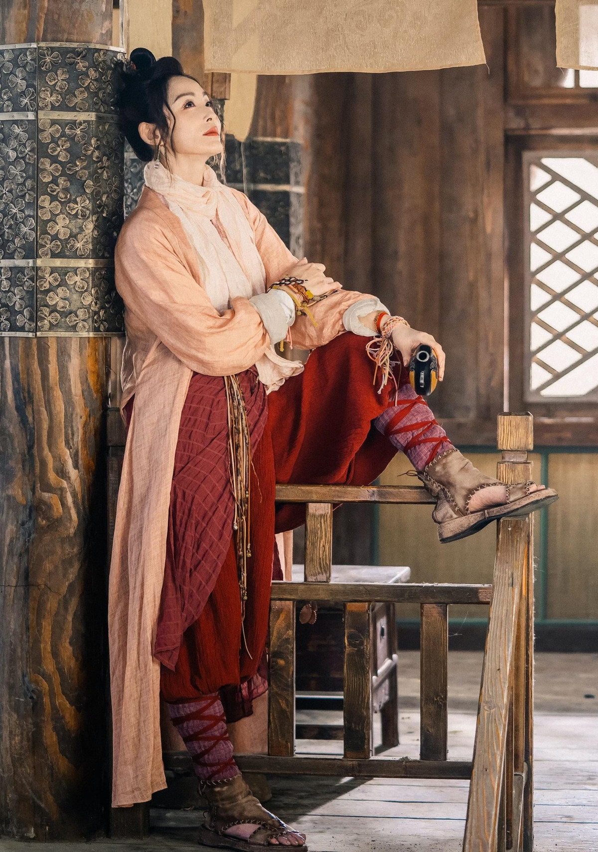 br/> Mới đây, Trương Mẫn trở lại màn ảnh nhỏ sau 16 năm vắng bóng. Cô tham gia bộ phim ngắn "Khách sạn" của đạo diễn Vương Tinh. Trong phim, cô vào vai bà chủ khách sạn bất cần, đong đưa nhưng thực tế lại là cao thủ võ thuật ẩn mình.