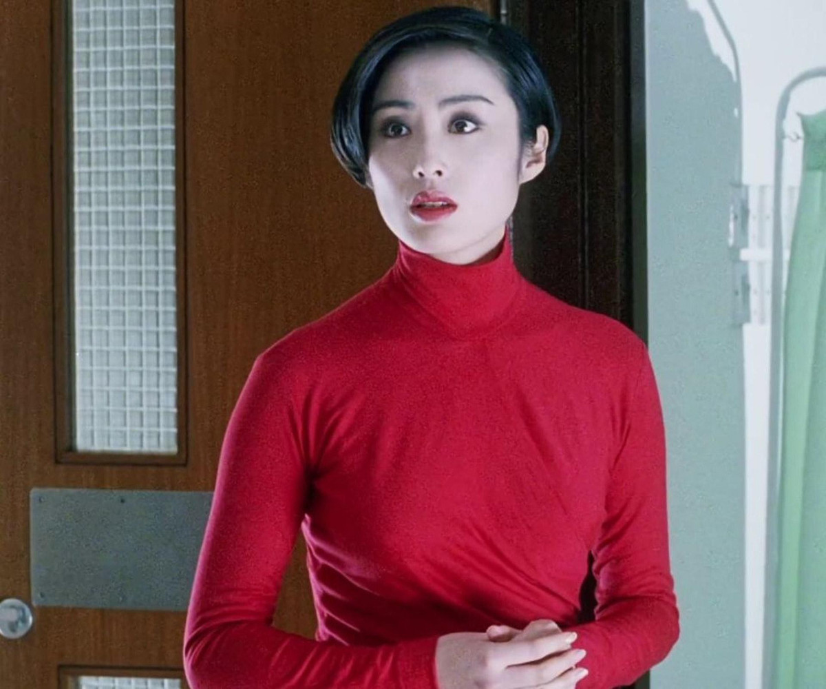 br/> Lớn lên, cô đỗ vào lớp đào tạo diễn viên của đài ATV. Năm 1986, khi cô đang phát tờ rơi quảng bá cho Hoa hậu Hong Kong, tình cờ được bà Trần Lam, vợ của “ông trùm Hong Kong” Hướng Hoa Cường, phát hiện và gia nhập công ty. Cô là diễn viên đầu tiên của công ty Hướng Hoa Cường.